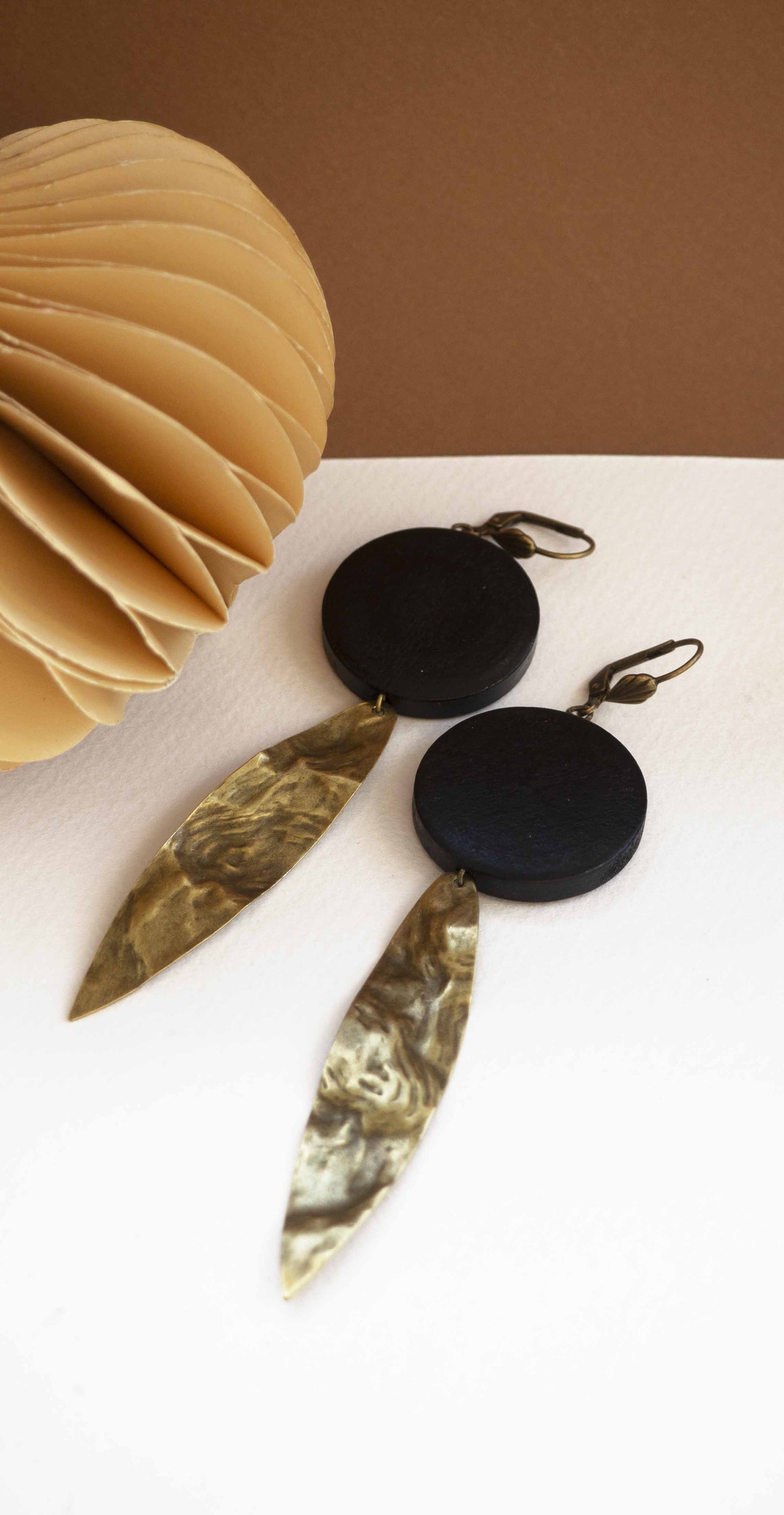 boucles-doreilles-longues-bois-noir-bronze-vannes-igor-lulu